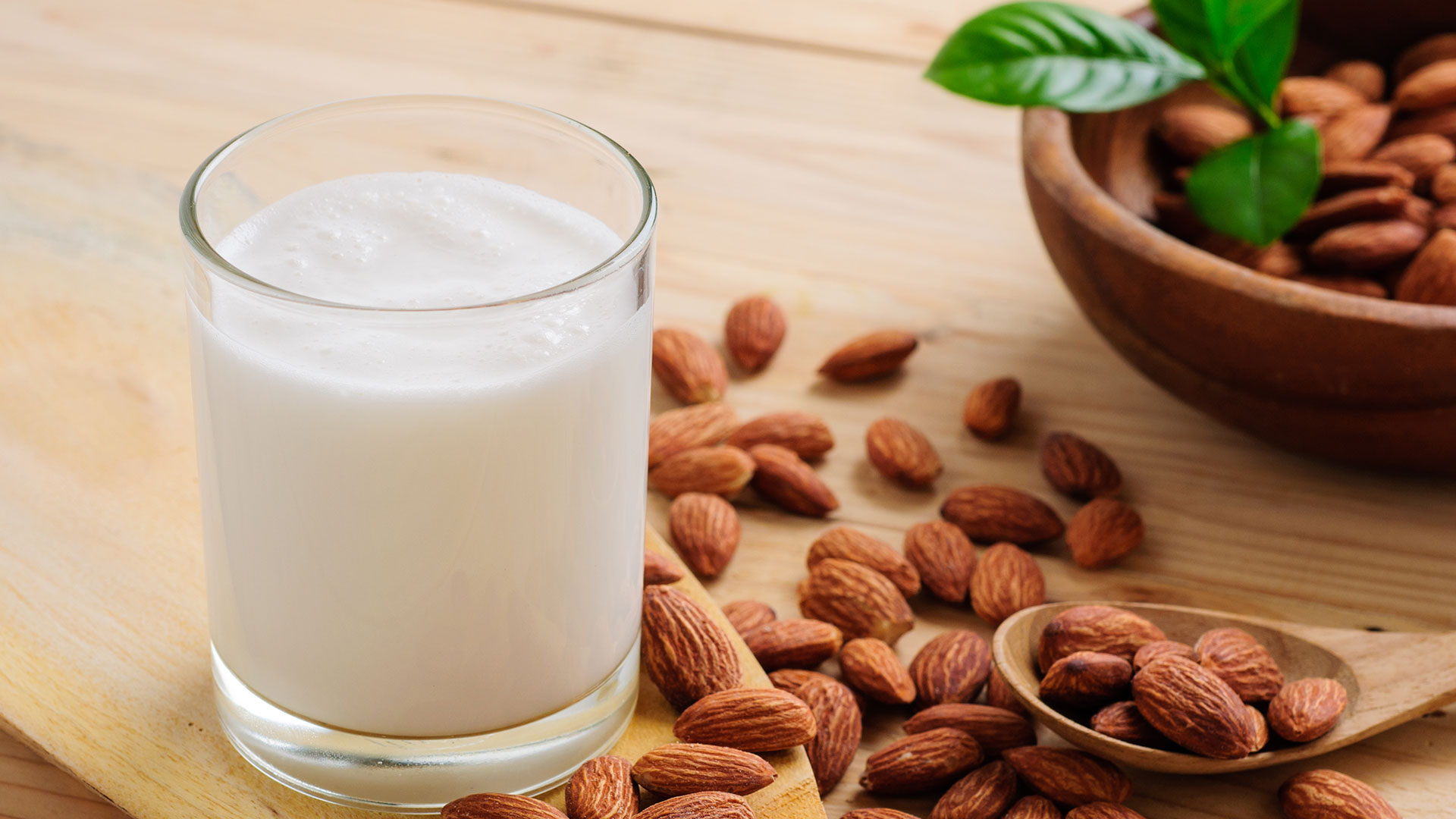 O que é o leite de amêndoas e quais seus benefícios